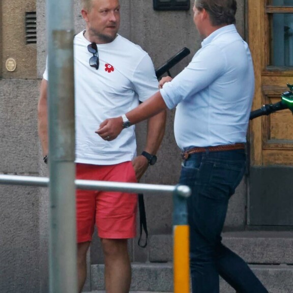 Niklas Hagman poistui baarista yksin. Niklas Hagman poistui baarista yksin.