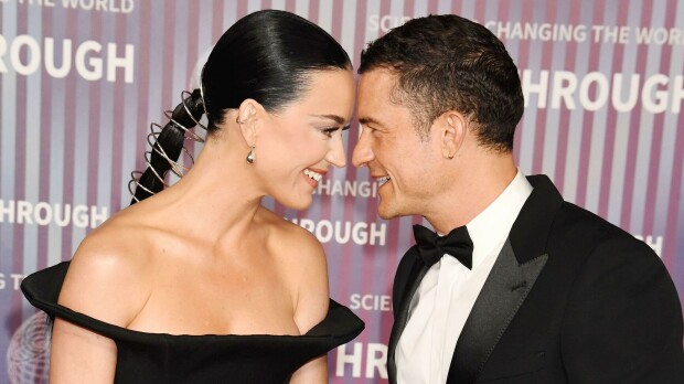 Katy Perry ja Orlando Bloom villeinä biitsillä – asento, johon vääntäytymisen on pakko sattua
