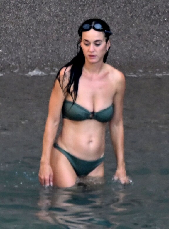 Katy luotti vihreään väriin, jota helposti Italian rantavesistä löytyykin kauniina päivinä. Huomaa myös uimalasit – tänne ei ole tultu vain paparazzien iloksi polskimaan.