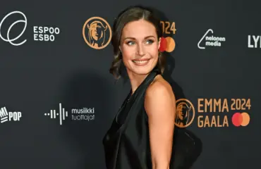 Hups! Sanna Marin jäi jumiin lentokentän turvatarkastukseen – kuvat