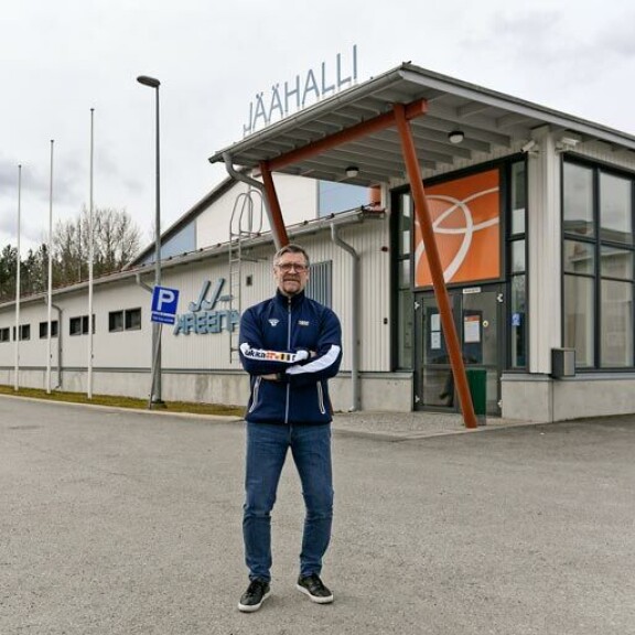 – Tässä sijaitsi ennen tekojäärata, jolla kävin pikkupoikana luistelemassa, mestari kertoo mukaansa nimetyn JJ-areenan edessä. – Tässä sijaitsi ennen tekojäärata, jolla kävin pikkupoikana luistelemassa, mestari kertoo mukaansa nimetyn JJ-areenan edessä.