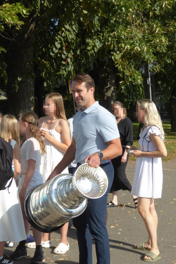 Räps! Tuomo Ruutu roudasi Stanley Cupin 7. elokuuta Merisataman Kompassitorille.