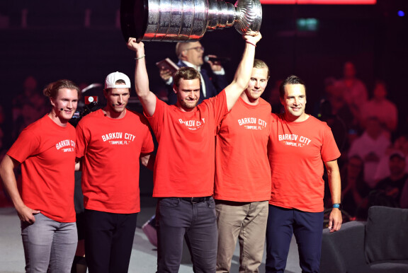 Tuomo Ruutu (oik.) oli mukana, kun Aleksander Barkov (kesk.) toi Stanley Cupin Tampereelle. Kuvassa myös Anton Lundell, Eetu Luostarinen ja Niko Mikkola.