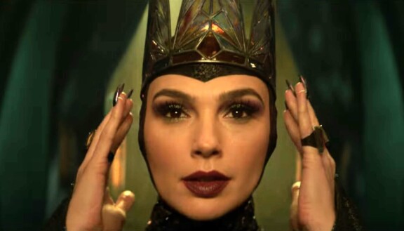 Gal Gadot (Wonder Woman) on ilkeä kuningatar.
