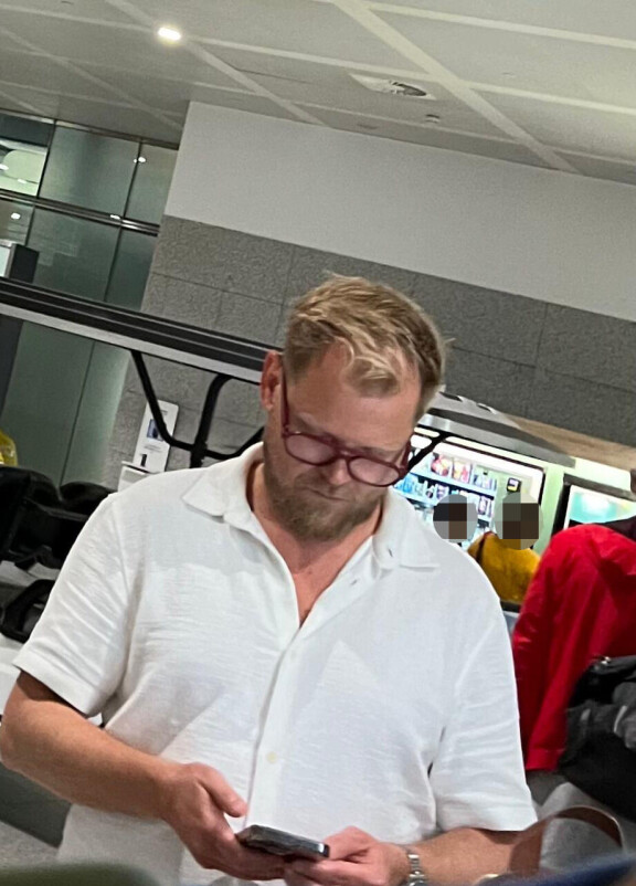 Antti Luusuaniemi keskittyi puhelimeensa Málagan lentoasemalla.