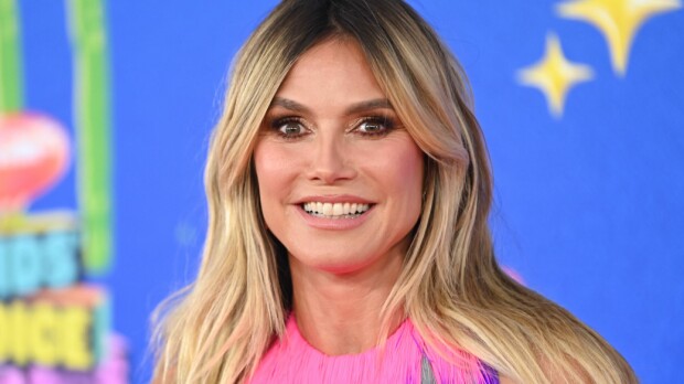Oho! Supermalli Heidi Klum telmi rannalla yläosattomissa – kuvat