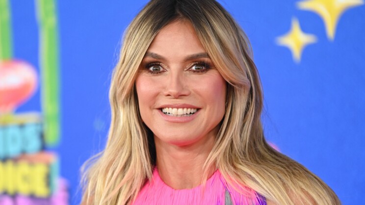 Oho! Supermalli Heidi Klum telmi rannalla yläosattomissa – kuvat
