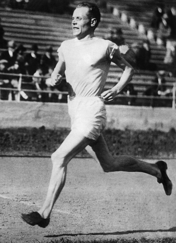 Paavo Nurmi (1897–1973) juoksi Suomen maailmankartalle. Kuva vuodelta 1926.