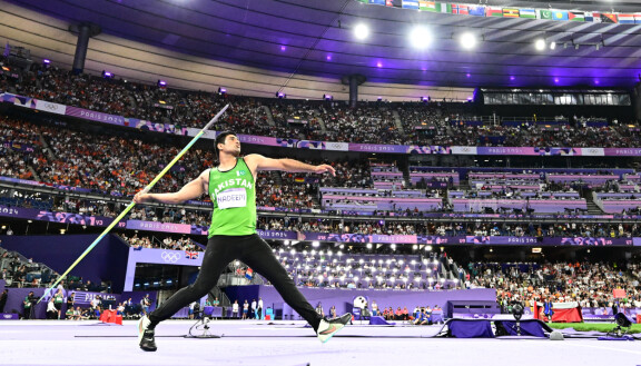 Pakistanin Arshad Nadeem kiskaisi keihään olympiaennätykseen Pariisissa: 92,97 metriä.