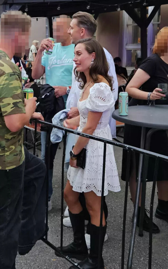 Sanna Marin nähtiin Flow-festivaaleilla perjantaina Joni-kultansa seurassa.