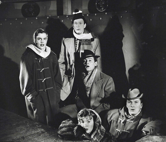 Ensimmäinen filmatisointi Kuriton sukupolvi -näytelmästä tehtiin jo 1930-luvulla, mutta Matti Kassila toi tarinan 'tähän päivään', joka tuohon aikaan oli 1950-luvun loppu.