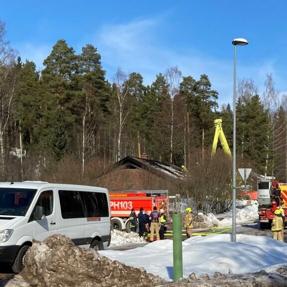 Mika Pohjosen omakotitalo Lahdessa on parhaillaan lohduton näky. KUVA: EETU AMPUJA Mika Pohjosen omakotitalo on parhaillaan lohduton näky. KUVA: EETU AMPUJA