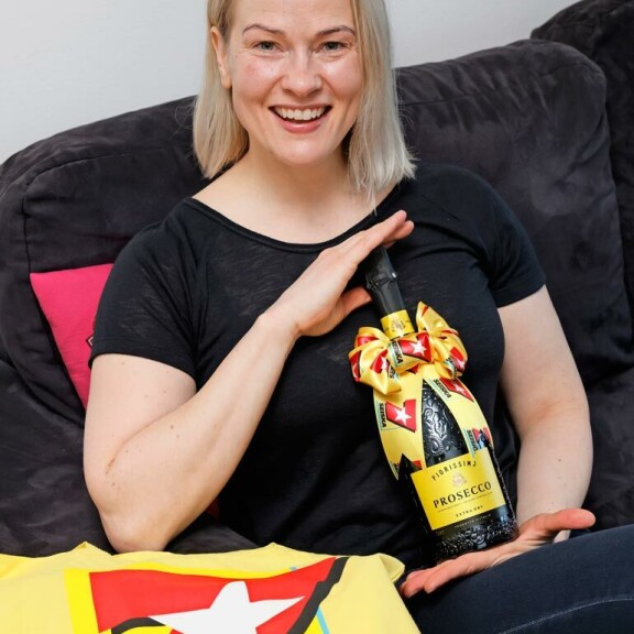 – Kiitos tuparilahjasta, Seiska! Paula sanoo ja nauttii kuohujuomastaan. – Kiitos tuparilahjasta, Seiska! Paula sanoo ja nauttii kuohujuomastaan.