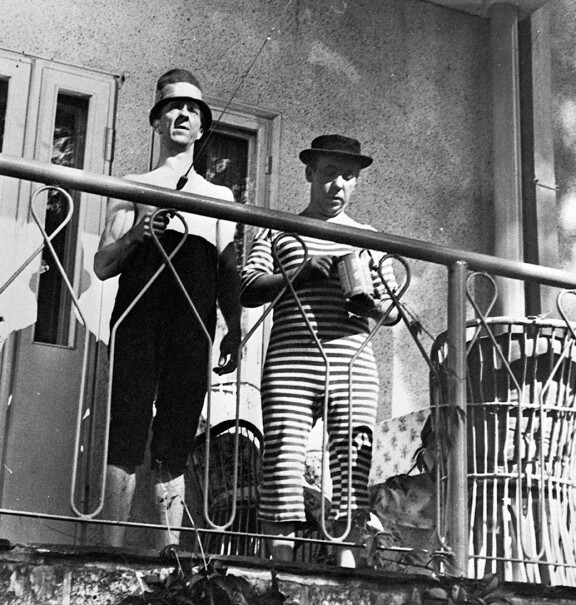 Elokuvasta Pekka Puupää kesälaitumilla (1953) on tehty myös uesita teatterinäytelmiä.