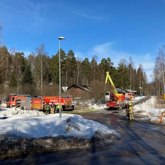 Lahdessa Mukkulan Parsikadulla oli puolitapäivin raivaustyöt käynnissä. KUVA: EETU AMPUJA Lahdessa Mukkulan Parsikadulla oli puolitapäivin raivaustyöt käynnissä. KUVA: EETU AMPUJA