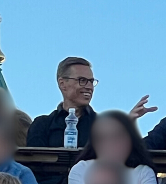 Alexander lauloi kappaleiden mukana tottuneesti.