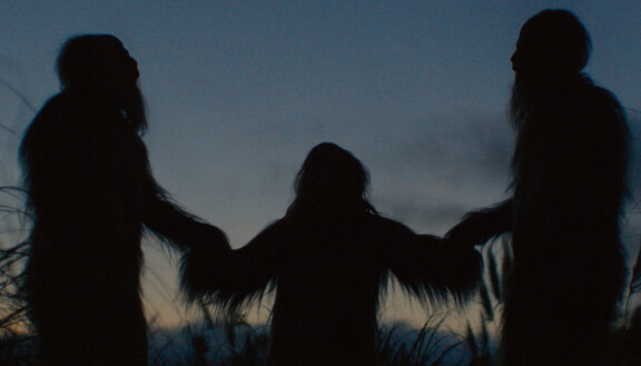 Sasquatch-perhe vaeltaa metsissä.