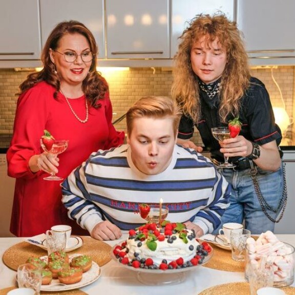 – Kippis! Kuului Ninan ja Mikaelin suusta, kun Matias puhalsi kynttilän hymyssä suin. – Kippis! Kuului Ninan ja Mikaelin suusta, kun Matias puhalsi kynttilän hymyssä suin.