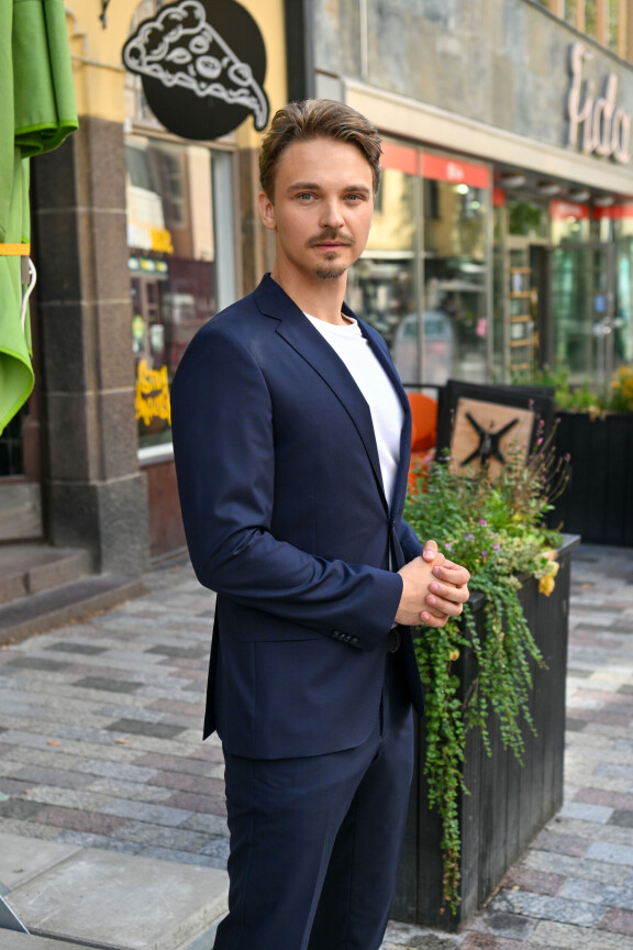 Roope kertoo avaavansa älypuhelimensa vain harvoin, ja käyttävänsä enimmäkseen vain vanhaa Nokiaa.