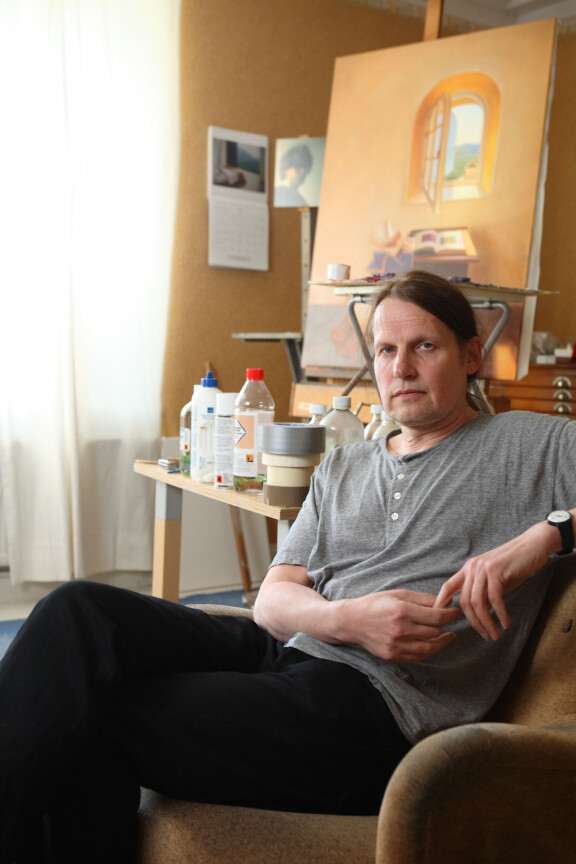 Kaj Stenvall kuvattuna kotonaan ja ateljeessaan Turun Ruissalossa vuonna 2008.