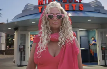 Tiger Kingin tekijältä uutuussarja apinoita rakastavasta naisesta – ”Olen simpanssien Dolly Parton”