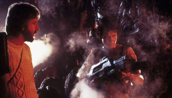 James Cameron ohjaa Sigourney Weaveria Aliens – Paluussa.