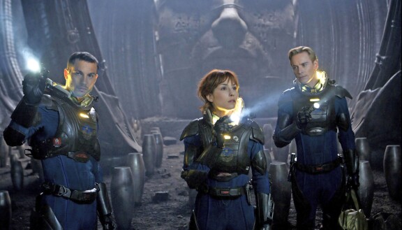 Logan Marshall-Green, Noomi Rapace ja Michael Fassbender elokuvassa Prometheus.