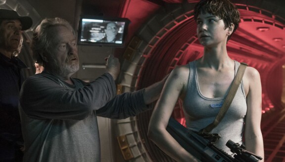 Ridley Scott ohjaa Katherine Waterstonia Alien: Covenantissa.