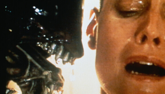Ripley saa pusun vanhalta ystävältä Alien 3:ssa.