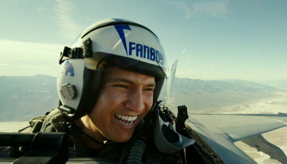 Danny Ramirez esitti Top Gun: Maverickissa hävittäjälentäjä Fanboyta.