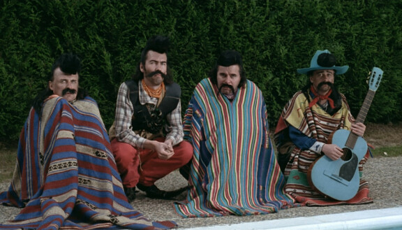 Leningrad Cowboys Meet Moses myytiin ulkomaille Belgiaan, Itävaltaan, Japaniin, Kanadaan, Puolaan, Ranskaan, Ruotsiin, Saksaan ja Sveitsiin.