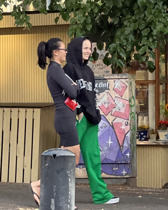 Sanni ja Shirly olivat pukeutuneet loppukesän iltaan rennon trendikkäästi.