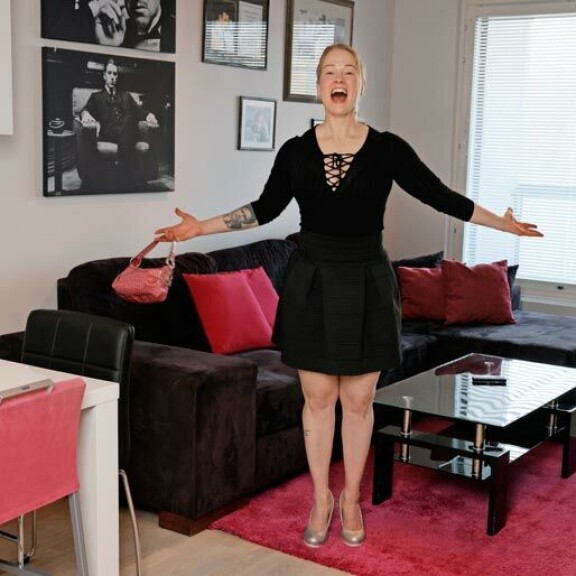 Sinkkunainen odottaa pääsevänsä Tampereen yöhön.  – Tämä olisi bileasuni. Ostin nämä korkkaritkin jo valmiiksi. Sinkkunainen odottaa pääsevänsä Tampereen yöhön.  – Tämä olisi bileasuni. Ostin nämä korkkaritkin jo valmiiksi.