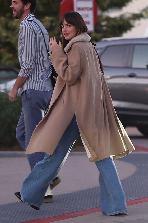 Dakota muistutti paparazzeja kihlasormuksensa olemassaolosta.