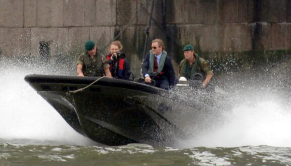 Daniel Craig pelastusliiveissä saapumassa James Bondin julkistustilaisuuteen lokakuussa 2005.