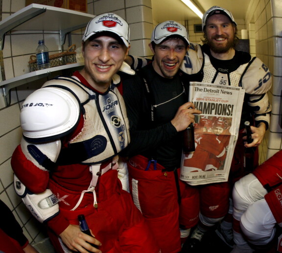 Valtteri Filppula, Pavel Datsjuk ja Niklas Kronwall juhlimassa Stanley Cupia 2008.