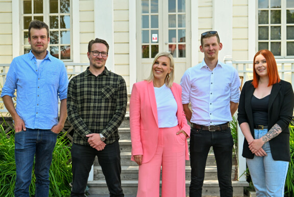 Samuli etsii rakkautta Pekan (vas.), Samin ja Millan ohella. Keskellä poseeraa ohjelman juontaja Vappu Pimiä.