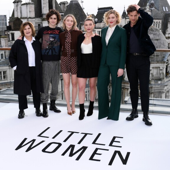 Greta Gerwig (kuvassa toinen oikealta) teki hyvin henkilökohtaisen tulkinnan lempitarinastaan Pikku naisia. Kuvassa (vasemmalta) ovat tuottaja Amy Pascal, Timothée Chamalet, Saoirse Ronan, Florence Pugh, Greta ja James Norton.