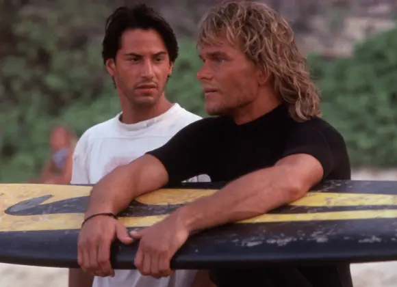 Tänään tv:ssä: Myrskyn ratsastajat oli Patrick Swayzen elokuvauran kohokohta – tähden traagisesta poismenosta pian 15 vuotta