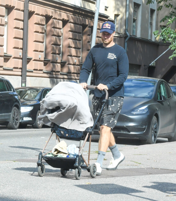 Eero oli lähtenyt lastenvaunujen kanssa päiväkävelylle.