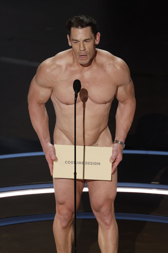 Ilmeisesti liveyleisö ei aiheuta samanlaista jännitystä, kuin kuvausryhmä. John saapui varsin vähäpukeisena tämän vuoden Oscar-gaalaan.