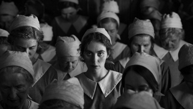 Elokuva-arvostelu: The Girl with the Needle on briljantti mutta painajaismainen periodidraama, jota ei voi suositella herkille katsojille