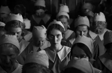 Elokuva-arvostelu: The Girl with the Needle on briljantti mutta painajaismainen periodidraama, jota ei voi suositella herkille katsojille