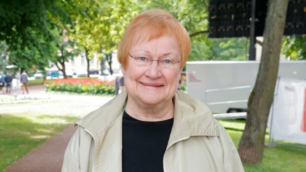 Missä Pena? Tarja Halosen menopeli käänsi katseita lentokentällä – kuva Tarja Halonen