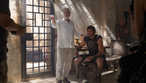 Ridley Scott ohjaa Paul Mescalia Gladiator II:en kuvauksissa.