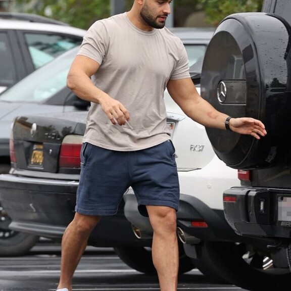 Sam harppoi autolleen t-paidassa ja shortseissa. Sam harppoi autolleen t-paidassa ja shortseissa.