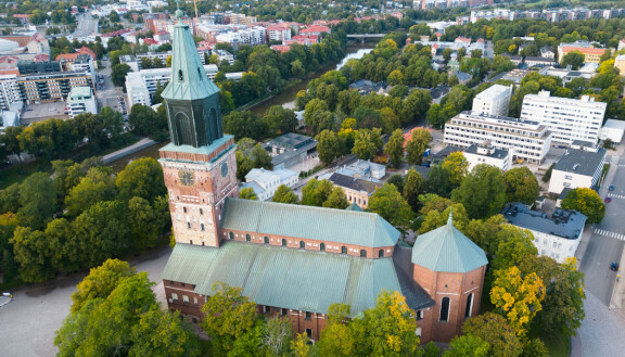 Topi palkkasi omasta pussistaan siviilipukuiset turvamiehet Turun tuomiokirkkoon.