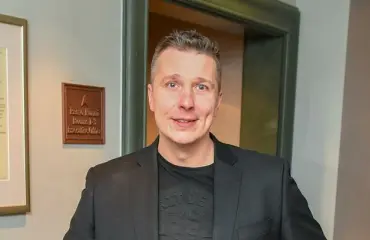 Viikon Kääk-juorut: Janne Tulkki yllätti karaokekansan – kuherteli kaunottaren kanssa 