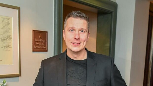 Viikon Kääk-juorut: Janne Tulkki yllätti karaokekansan – kuherteli kaunottaren kanssa Janne Tullki