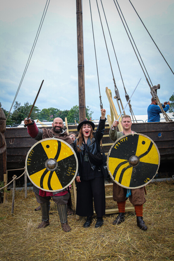 Festarilla toimittajan ottivat vastaan kilvin itsensä suojanneet Grimfrostin soturit, jotka vahtivat Vikings-sarjasta tuttua Ragnar Lothbrokin viikinkilaivaa.